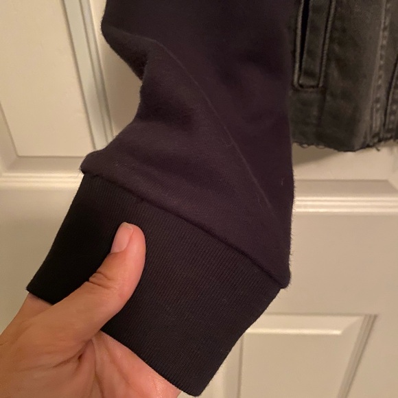 NWT Levi’s EX-BOYFRIEND HYBRID TRUCKER Black Jean Jacket with Sweatshirt Sleeves - Picture 8 of 9